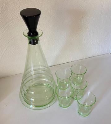 Art deco Karaf glas groen 22,5 cm hoog  beschikbaar voor biedingen