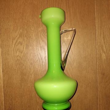 retro fel groene vaas beschikbaar voor biedingen