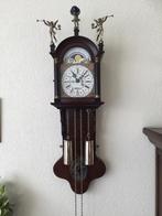 Staartklok in notenkleur met maannstanden, Antiek en Kunst, Antiek | Klokken, Ophalen of Verzenden