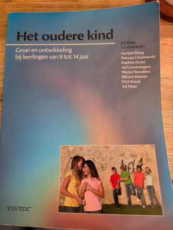 Het oudere kind beschikbaar voor biedingen