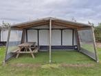 Jaarplaats caravan / seizoenstent, Caravans en Kamperen, Caravans, Koelkast, Rondzit, Omvormbare zithoek, Particulier