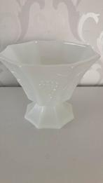 Vintage - achthoekige melkglas schaal - glazen bonbonschaal, Antiek en Kunst, Antiek | Glas en Kristal, Ophalen of Verzenden