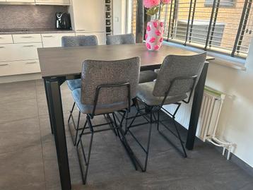 Tafel met stoelen beschikbaar voor biedingen