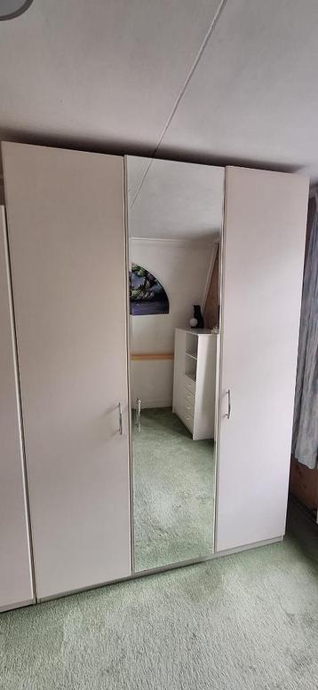 1x Slaapkamerkast wit +1x wit met luxe spiegel. Bieden svp!