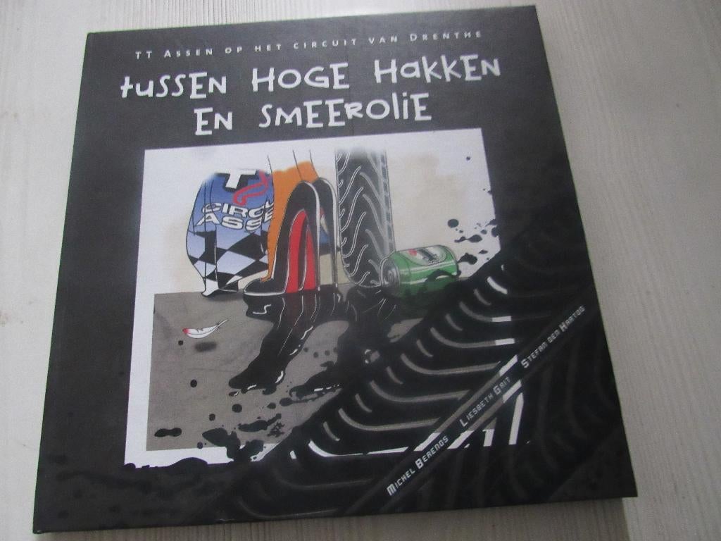 TUSSEN HOGE HAKKEN EN SMEEROLIE TT ASSEN, Eén stripboek, Ophalen of Verzenden, Nieuw