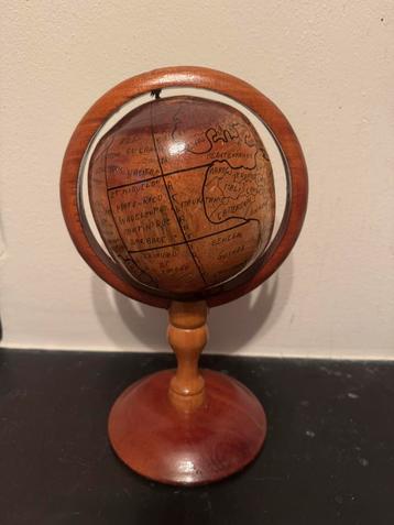 Handgemaakte houten wereldbol beschikbaar voor biedingen
