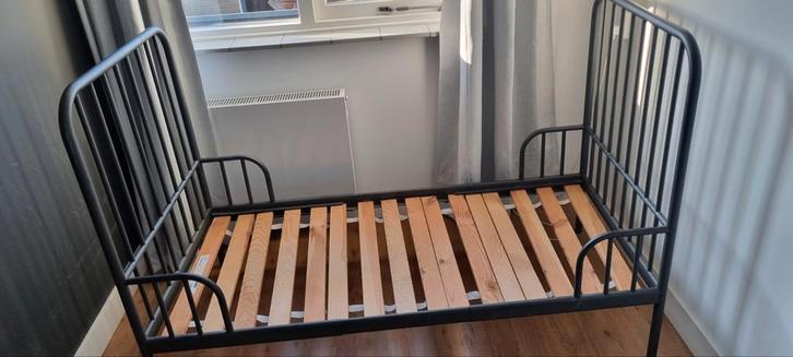 Ikea Meegroei Bedframe, Huis en Inrichting, Slaapkamer | Bedden, Zo goed als nieuw, Eenpersoons, 90 cm, 200 cm, Metaal, Zwart
