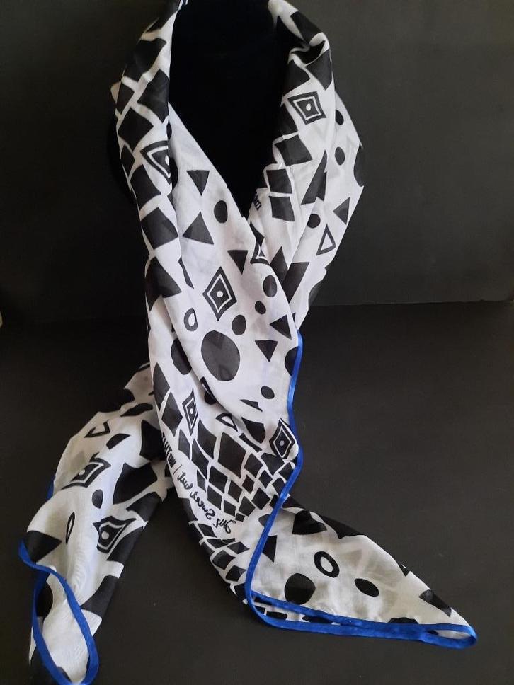 Vierkante sjaal met blauwe bies zwarte figuurtjes Jillz, Kleding | Dames, Mutsen, Sjaals en Handschoenen, Zo goed als nieuw, Sjaal
