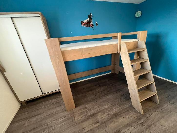 Steigerhouten halfhoogslaper inclusief kast, Kinderen en Baby's, Kinderkamer | Stapelbedden en Hoogslapers, Zo goed als nieuw