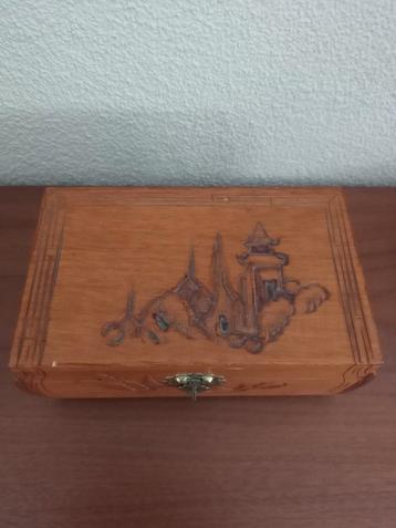 Aziatisch houten sieraden kistje beschikbaar voor biedingen