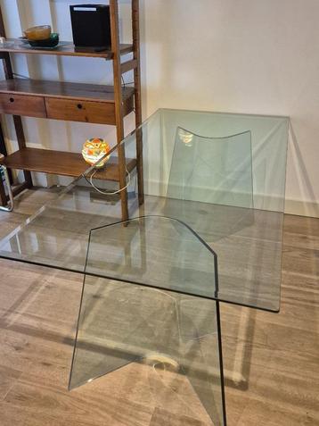 Glazen Tafel beschikbaar voor biedingen
