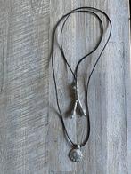 Ketting: zwart koord met zilverkleurige bedels, Overige materialen, Verstelbaar, Zwart, Ophalen of Verzenden