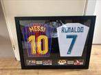 Gesigneerd Cristiano Ronaldo en Lionel Messi shirt in lijst, Verzamelen, Sportartikelen en Voetbal, Ophalen of Verzenden, Nieuw