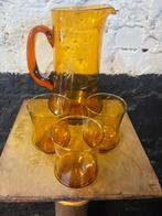 Orachtige vintage glazen kan met 3 glaasjes gegraveerd amber, Antiek en Kunst, Antiek | Glas en Kristal, Ophalen of Verzenden