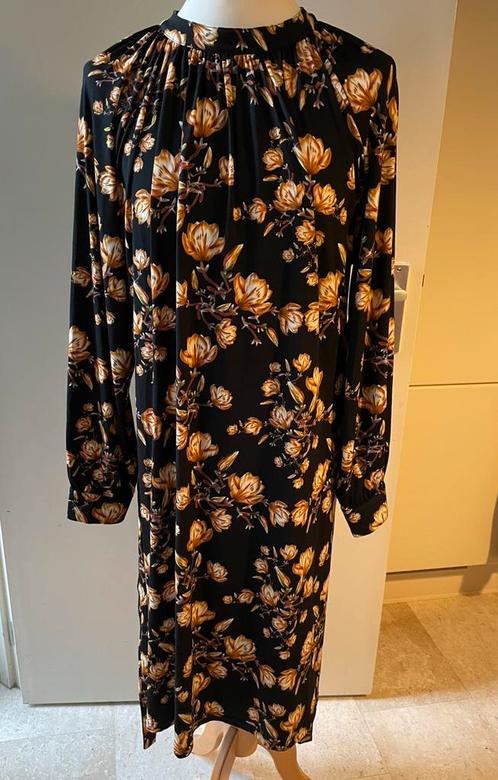 Zwarte jurk met bloemenprint - Maat 48, Kleding | Dames, Jurken, Zo goed als nieuw, Maat 46/48 (XL) of groter, Zwart, Onder de knie