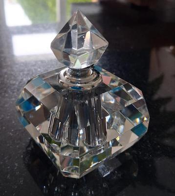 Prachtig kristallen parfumflesje beschikbaar voor biedingen