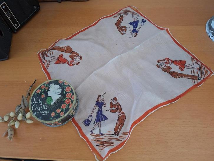 leuke brocante: poederdoos - zakdoekje WO 2 - bruidscorsage, Antiek en Kunst, Curiosa en Brocante, Ophalen