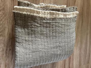 Kleed grijs-beige beschikbaar voor biedingen