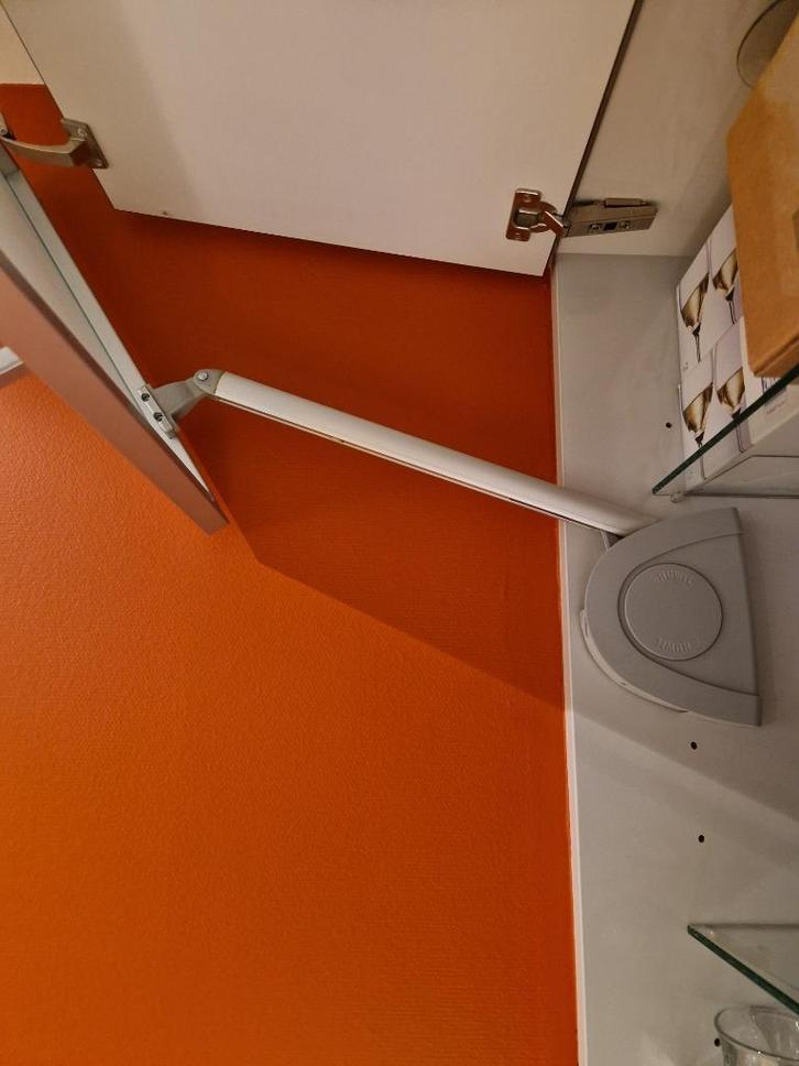 Gezocht: klep-vouw beslag Häfele bovenkastje keuken, Huis en Inrichting, Keuken | Keukenelementen, Zo goed als nieuw, Minder dan 100 cm