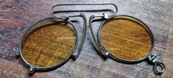 Antieke Knijpbril met Gele Glazen beschikbaar voor biedingen