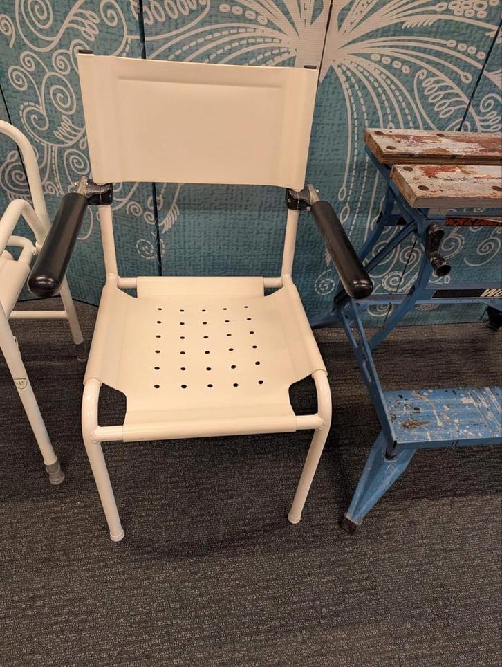 Solide douchestoel met armleuningen, Diversen, Verpleegmiddelen, Zo goed als nieuw, Ophalen