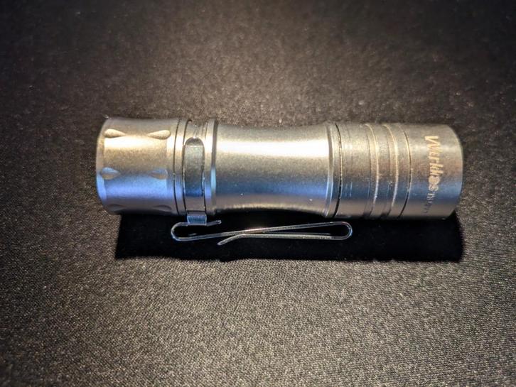 Wurkkos ts10 titanium zaklamp, Caravans en Kamperen, Zaklampen, Gebruikt, Batterij, Ophalen of Verzenden