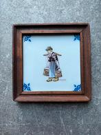Makkumer aardewerk tegeltje in houten lijst melkmeisje, Antiek en Kunst, Antiek | Wandborden en Tegels, Ophalen of Verzenden
