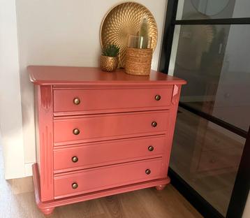  Recent vernieuwd ladekastje in warme terra kleur beschikbaar voor biedingen