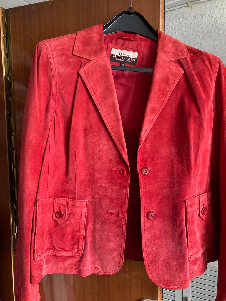 Mooie rode suède damesjas. Merk Gina Mariolano maat 42, Kleding | Dames, Ophalen of Verzenden, Zo goed als nieuw, Maat 42/44 (L)