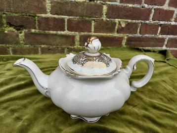 Porseleinen theepot met goudverf accenten. beschikbaar voor biedingen