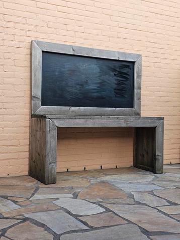 Speeltafel met krijtbord beschikbaar voor biedingen