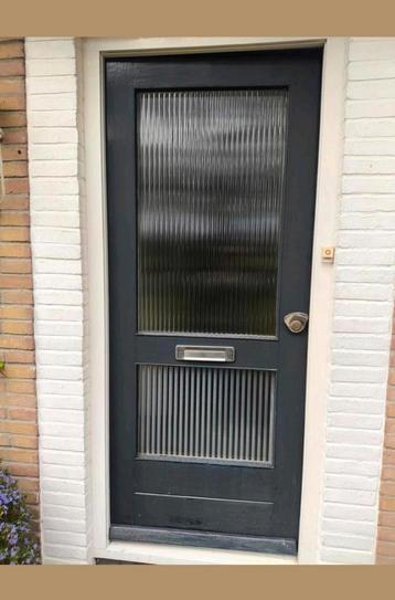 Houten voordeur met sloten  beschikbaar voor biedingen