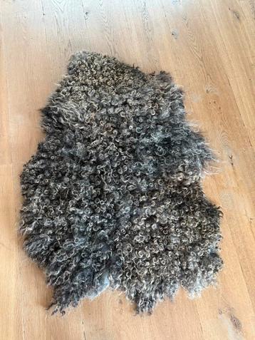 Schapenvacht viltvacht krullen gotland bruin beige grijs beschikbaar voor biedingen