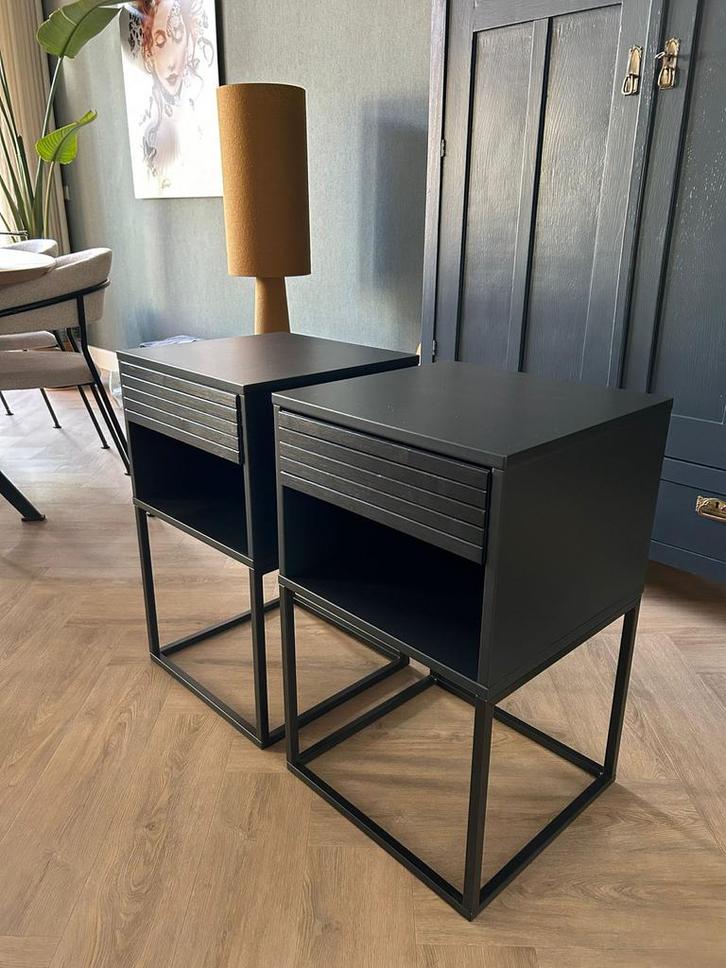 2 IKEA Vikhammer nachtkastjes zwart - in uitstekende staat!, Huis en Inrichting, Slaapkamer | Nachtkastjes, Zo goed als nieuw