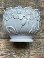 Vaas Scheurich wit bloemmotief, Wit, Aardewerk of Porselein, Ophalen of Verzenden, Zo goed als nieuw