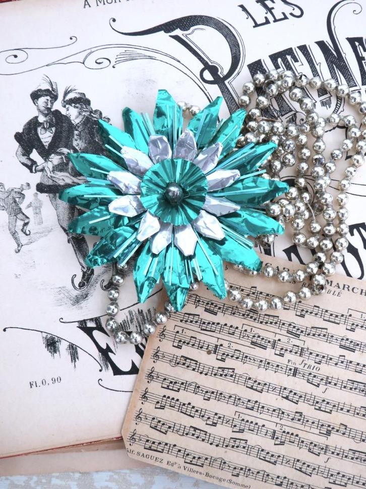 Vintage kerstversiering “Bloem groen-zilver”, Antiek en Kunst, Antiek | Servies los, Ophalen of Verzenden