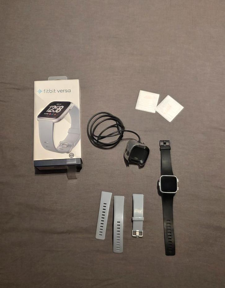 Fitbit Versa smartwatch sport horloge zilver met accessoires, Sieraden, Tassen en Uiterlijk, Smartwatches, Zilver, Ophalen of Verzenden