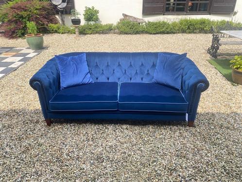 Chesterfield bank showroom, Huis en Inrichting, Banken | Bankstellen, Nieuw, Rechte bank, Driepersoons, 200 tot 250 cm, 75 tot 100 cm
