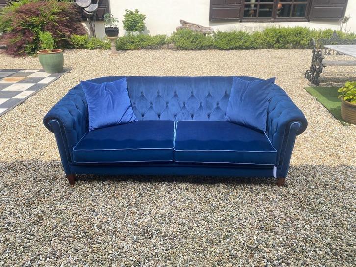 Chesterfield bank showroom, Huis en Inrichting, Banken | Bankstellen, Nieuw, Rechte bank, Driepersoons, 200 tot 250 cm, 75 tot 100 cm