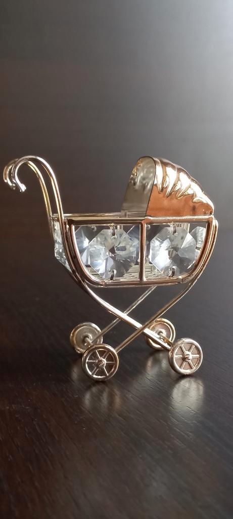 Een miniatuur Kinderwagen met Swarovski kristallen., Verzamelen, Beelden en Beeldjes, Zo goed als nieuw, Dier, Ophalen of Verzenden