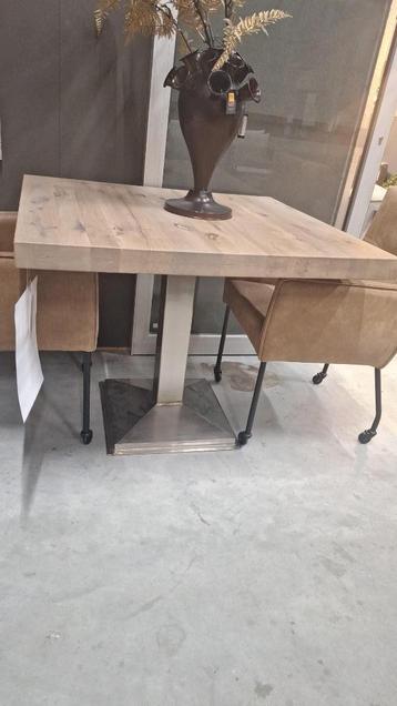 Vierkante eetkamertafel  beschikbaar voor biedingen