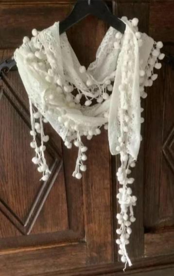 Roomkleurige sjaal, shawl, das met mooie details