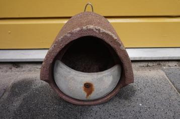 Vogelhuis nestkast halfopen ovaal rond bruin steen beton beschikbaar voor biedingen