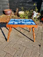 vintage bijzettafel Delfts blauw tegeltjes met molens retro, Ophalen