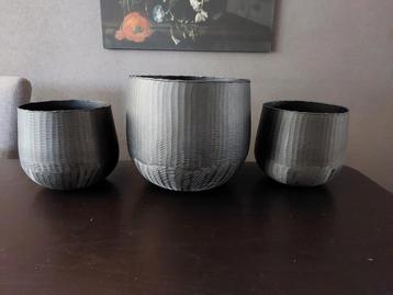 Set metalen design bloempotten. beschikbaar voor biedingen