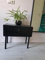 oude zwarte vintage  retro doos. doosje. op poten, Ophalen of Verzenden, Zo goed als nieuw, Hout, 55 tot 70 cm