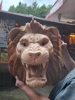 Leeuwenkop uit hout gesneden, Ophalen