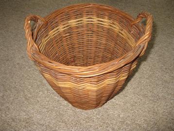 Oude biezen mand met handvat / biezen korfje met 2 handvaten beschikbaar voor biedingen