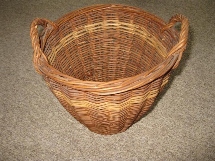 Oude biezen mand met handvat / biezen korfje met 2 handvaten, Huis en Inrichting, Woonaccessoires | Schalen en Manden, Gebruikt