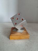 2768 metalen Dobbelsteen Sculptuur op Houten Voet, Ophalen of Verzenden